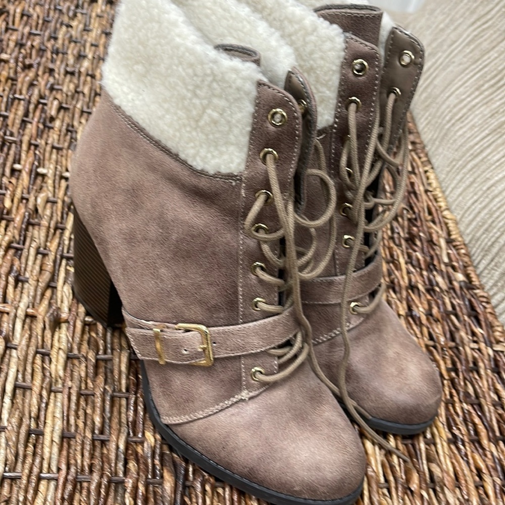 Womens express boots size 10